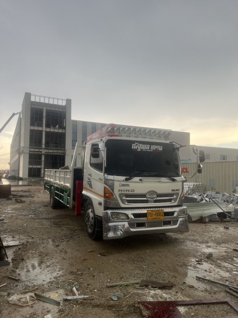 หากคุณกำลังมองหา รถเฮี๊ยบรับจ้างบางแสน ที่ให้บริการด้วยความปลอดภัย ราคาย่อมเยา และมีทีมงานมืออาชีพที่มากประสบการณ์ในพื้นที่ บางแสน – ชลบุรี ขอแนะนำ ณัฐพลเครน รถเฮี๊ยบรับจ้าง โทร. 095-298-8916 เรามีบริการรถเฮี๊ยบหลายขนาด ตั้งแต่ 3 ตัน, 5 ตัน, 8 ตัน, 10 ตัน ให้บริการขนย้ายและยกของทั่วเขตบางแสน บางพระ ศรีราชา และพื้นที่ใกล้เคียง