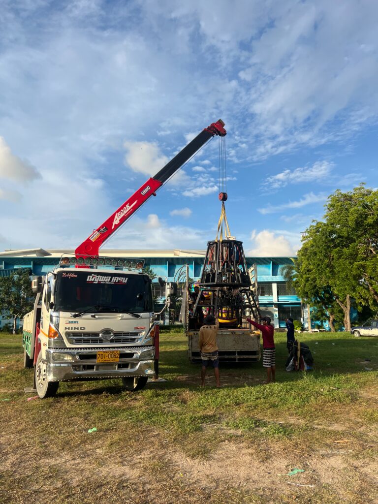 แหลมฉบังเป็นพื้นที่ที่รวมการขนส่ง การผลิต และการนำเข้า-ส่งออกสินค้า จึงมีการทำงานที่ต้องใช้เครื่องจักรจำนวนมาก งานส่วนใหญ่เป็นงานยกของหนัก งานติดตั้งอุปกรณ์ งานย้ายตู้คอนเทนเนอร์ และงานขนส่งที่ต้องใช้รถเฮี๊ยบที่มีความแข็งแรง พร้อมรองรับน้ำหนักได้หลากหลายขนาด